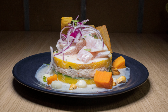Causa rellena con ceviche, plato peruano colorido.