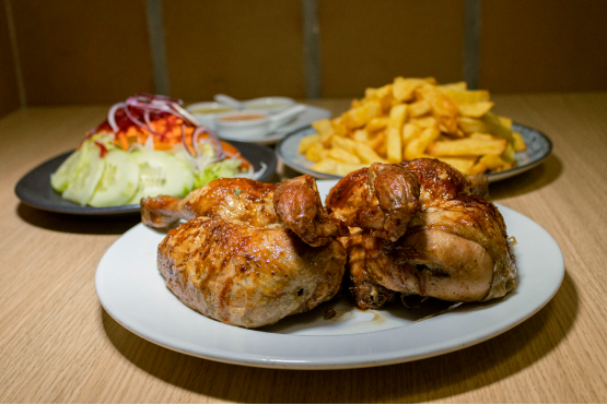Pollo a la brasa asado con especias peruanas.