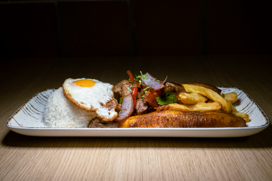 Lomo Saltado, carne con vegetales al estilo peruano.