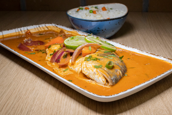 Pescado cocido en caldo de tomate con especias.