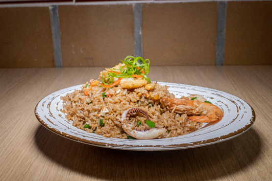 Arroz Chaufa con mariscos, estilo peruano-chino.