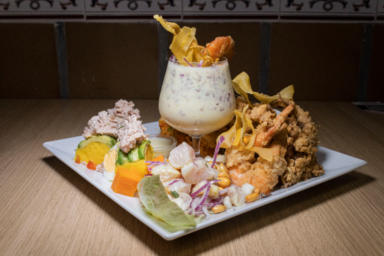 Combinación de ceviche, tiradito y causa de mariscos.